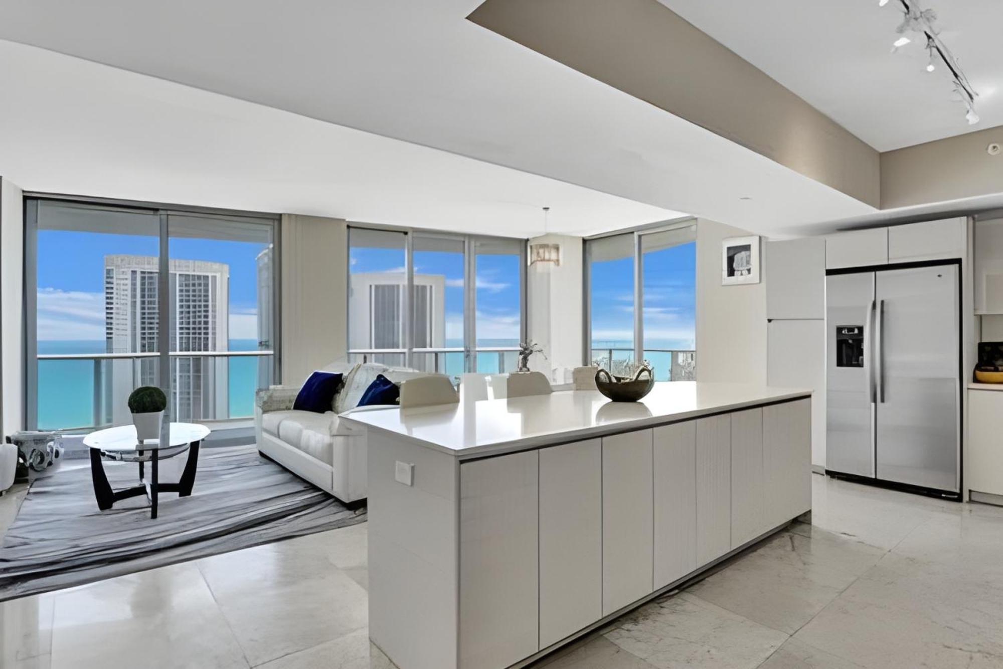 Million Dollar Penthouse With Pool Amazing Views